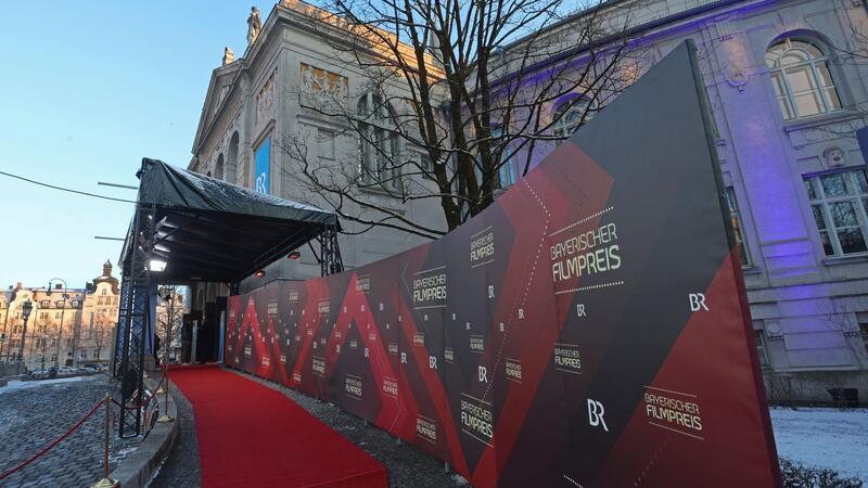 Der Rote Teppich ist vor der Verleihung des Bayerischen Filmpreises ausgerollt.