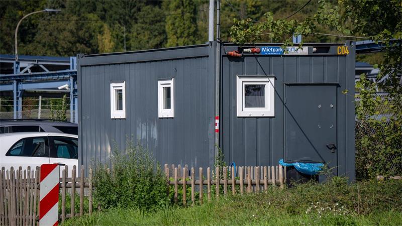 „Schwarzbuch“: Vom Rotlicht-Container zum Tapetenmuseum Der Rotlicht-Container in einem Trierer Gewerbegebiet ist inzwischen wieder abgebaut worden. (Archivbild)