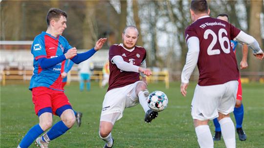 Der Routinier Pascal von Rönn (am Ball) gehörte in dieser Saison zu den zahlreichen verletzten Leistungsträgern und soll nun helfen, den TSV Wiepenkathen zurück in die Bezirksliga zu bringen.