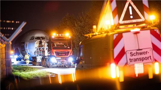 Der Rumpf des Airbus A310 wird über die Landstraße gezogen.