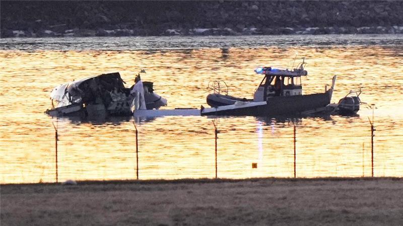 Der Rumpf des Passagierfliegers zerbrach ersten Ermittlungen zufolge in drei Teile. 