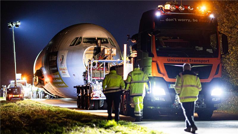 A310: Bundeswehr-Airbus soll heute Nacht im Serengeti-Park ankommen Der Rumpf des ausgedienten Bundeswehr-Airbus A310 „Kurt Schumacher“befindet sich auf dem Weg zum Serengeti-Park Hodenhagen.