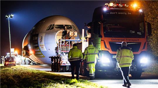 A310: Bundeswehr-Airbus soll heute Nacht im Serengeti-Park ankommen Der Rumpf des ausgedienten Bundeswehr-Airbus A310 „Kurt Schumacher“befindet sich auf dem Weg zum Serengeti-Park Hodenhagen.