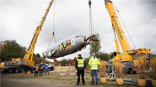 Der Rumpf des ausgedienten Bundeswehr-Airbus A310 „Kurt Schumacher“ wurde im Serengeti-Park Hodenhagen mit zwei Kränen in Position gebracht.