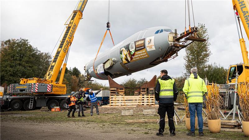 Der Rumpf des ausgedienten Bundeswehr-Airbus wird auf dem Gelände vom Serengeti-Park Hodenhagen in Position gebracht. (Archivbild)