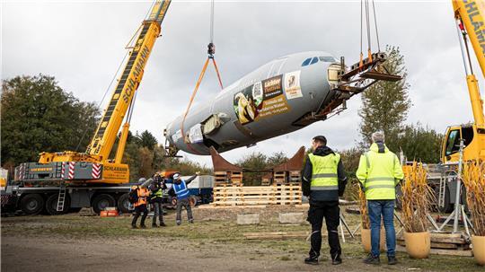 Der Rumpf des ausgedienten Bundeswehr-Airbus wird auf dem Gelände vom Serengeti-Park Hodenhagen in Position gebracht. (Archivbild)