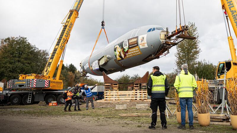 Der Rumpf des ausgedienten Bundeswehr-Airbus wird auf dem Gelände vom Serengeti-Park Hodenhagen in Position gebracht. (Archivbild)