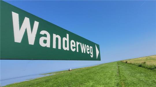 Der Rundwanderweg in Spieka-Neufeld führt an der Nordseeküste und an den für das Wattenmeer typischen Salzwiesen entlang.