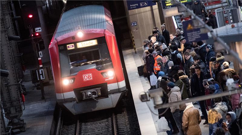 S5 ersetzt S3: Das ändert sich für S-Bahn-Pendler im Kreis Stade Der S-Bahn-Verkehr von und in den Landkreis Stade soll mit der neuen Linie S5 vor allem in Stoßzeiten pünktlicher und zuverlässiger werden. Foto: dpa