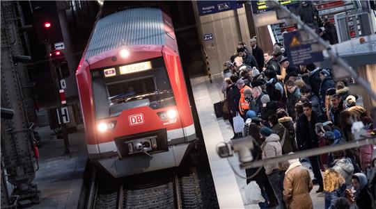 Der S-Bahn-Verkehr von und in den Landkreis Stade soll mit der neuen Linie S5 vor allem in Stoßzeiten pünktlicher und zuverlässiger werden. Foto: dpa