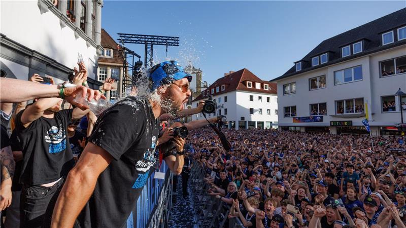 Der SC Paderborn feiert auch am Tag nach dem Aufstieg ausgelassen.