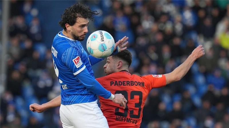 Der SC Paderborn um Marcel Hoffmeier (r) besiegte den SV Darmstadt 98 um Fraser Hornby verdient.