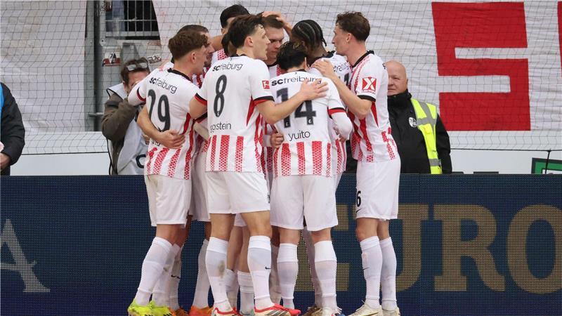 Der SC feiert Torschütze Matthias Ginter (Mitte). 