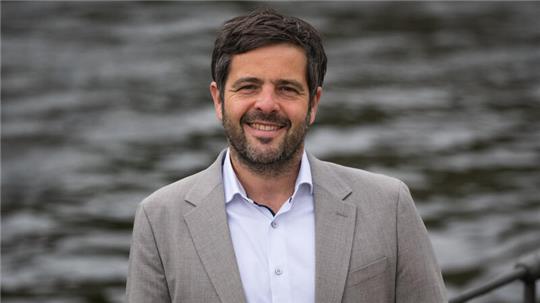 Der SPD-Bundestagsabgeordnete Daniel Schneider informiert über ein Programm zur Kulturförderung.