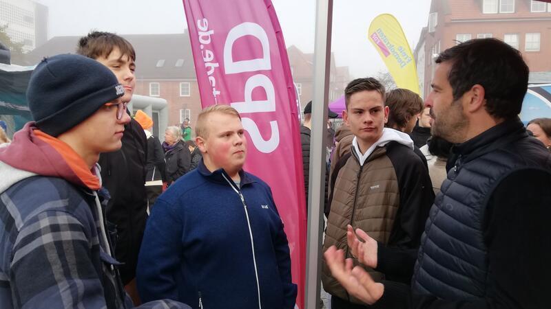 Klima, links, rechts? So tickt die Jugend in Stade politisch Der SPD-Bundestagsabgeordnete Daniel Schneider kam auf dem Ankerplatz mit Jugendlichen ins Gespräch.