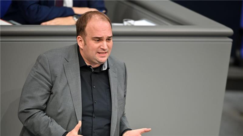 Der SPD-Bundestagsabgeordnete Sebastian Roloff warnt vor möglichen Folgen des Personalabbaus bei der Post.
