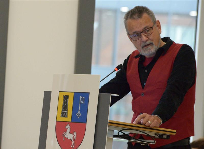 Rekorddefizit und Beleidigungen: Die letzte Kreistagssitzung hat es in sich Der SPD-Kreistagsabgeordnete Kai Holm forderte Respekt für die Arbeit der Beschäftigten der Kreisverwaltung ein.