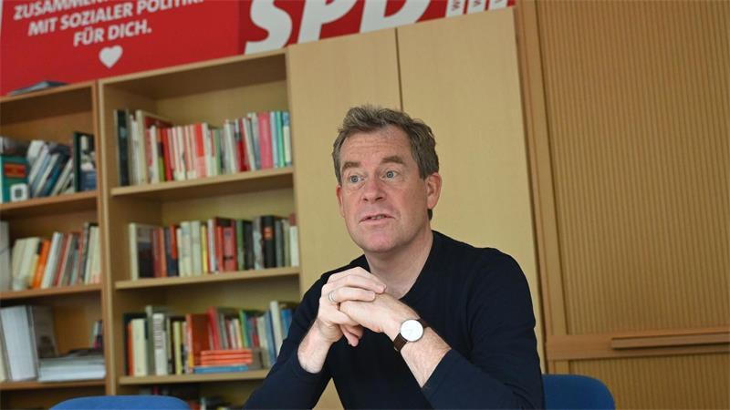 Der SPD-Landesvorsitzende Kämpfer fordert mehr Kostenkontrolle bei Bauvorhaben. (Archivbild)