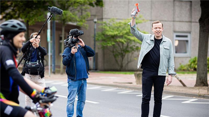 „Regenbogenfahrt“ als Mutmacher für junge Krebspatienten Der SPD-Politiker Ahmetovic, der selbst an Krebs erkrankt war, gibt den Startschuss.