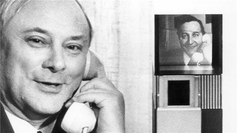 Der langsame Abschied vom Taxi-Beige Der SPD-Politiker Georg Leber im Jahr 1971. Er war von 1966 bis 1972 Verkehrsminister, seit 1969 zusätzlich Postminister. Ab 1972 war er Verteidigungsminister. (Archivbild)