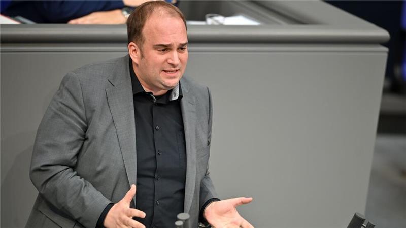 4-Tage-Woche ohne Lohneinbußen? Initiative stellt Studie vor Der SPD-Politiker Sebastian Roloff bei einer Rede im Deutschen Bundestag.