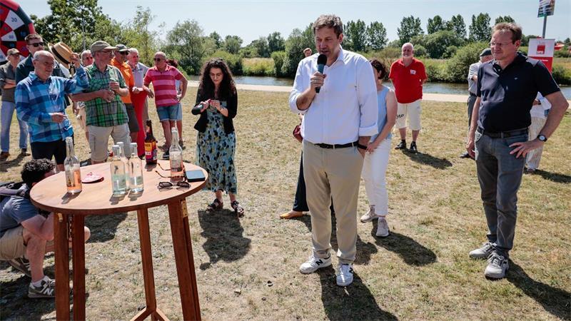 Der SPD-Vorsitzende Lars Klingbeil spricht beim Sommerfest der SPD Verden.