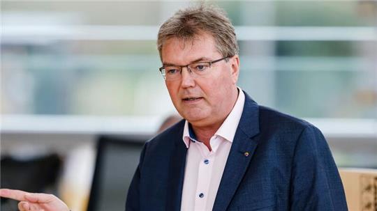 Der SSW-Fraktionsvorsitzende Lars Harms spricht in Kiel.