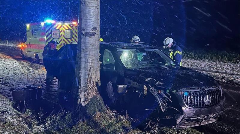 Der SUV ist gegen einen Baum geprallt.