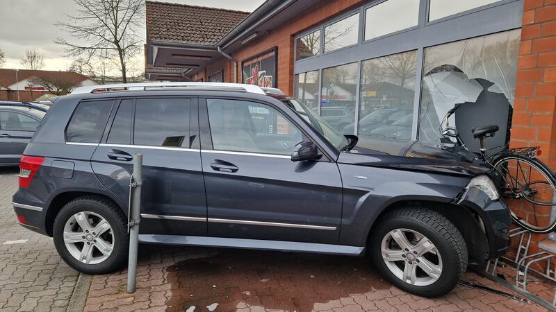Der SUV ist in die Scheibe des Supermarktes gefahren.