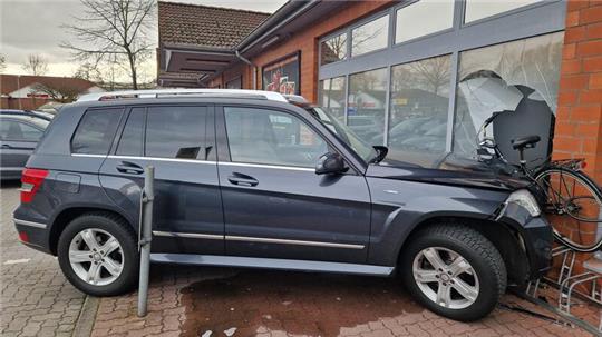 Der SUV ist in die Scheibe des Supermarktes gefahren.