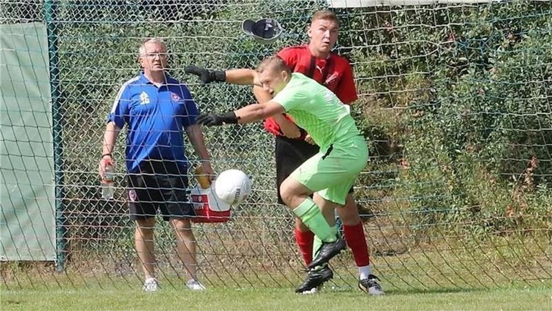 Der SV Agathenburg/Dollern wurde seiner Favoritenrolle in der 1. Kreisklasse gerecht, auch wenn Keeper Tino Ebeling und Abwehrspieler Lennard Brettschneider hier ein wenig Probleme hatten, ein Gegentor zu verhindern.