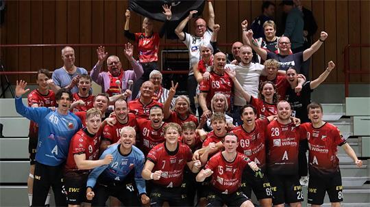 Der SV Beckdorf bejubelt den Auswärtssieg gegen Hameln mit seinen Fans.