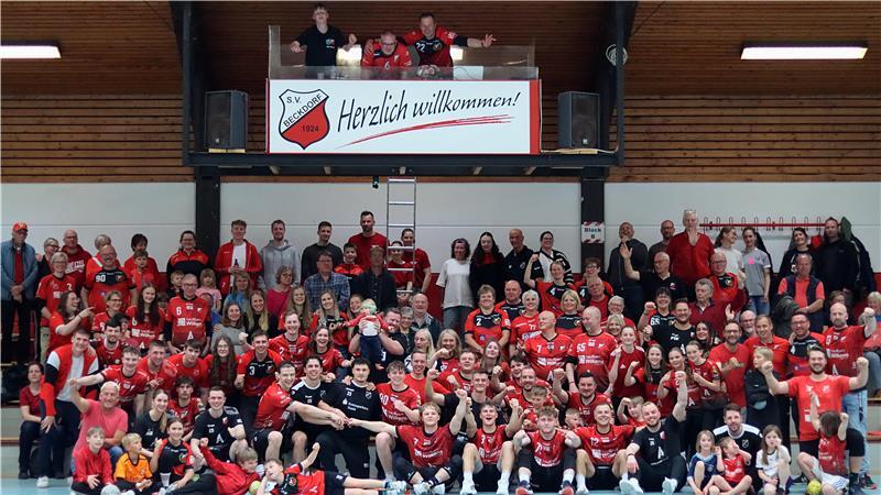 Der SV Beckdorf feiert. Der Zusammenhalt war die große Stärke des Teams.
