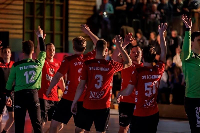 Beckdorf holt wichtigen Sieg gegen Bremervörde Der SV Beckdorf geht mit dem Kader dieser Saison - hier beim Abklatschen vor dem Derby in Fredenbeck - auch in die nächste Saison. Foto: Struwe