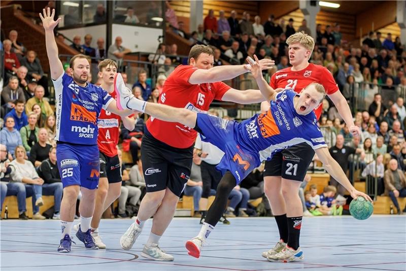 VfL Fredenbeck gewinnt Derby gegen SV Beckdorf Der SV Beckdorf, hier Morten Prigge (Nr. 15), und der VfL Fredenbeck, hier Pelle Fick (im Fallen), agierten wenig zimperlich. Fotos: Struwe