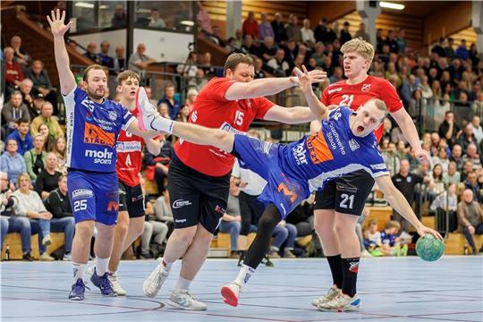 Der SV Beckdorf, hier Morten Prigge (Nr. 15), und der VfL Fredenbeck, hier Pelle Fick (im Fallen), agierten wenig zimperlich. Fotos: Struwe