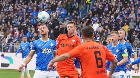 Der SV Darmstadt 98 (blau) und der SC Paderborn lieferten sich ein umkämpftes Duell mit nur wenigen Höhepunkten.