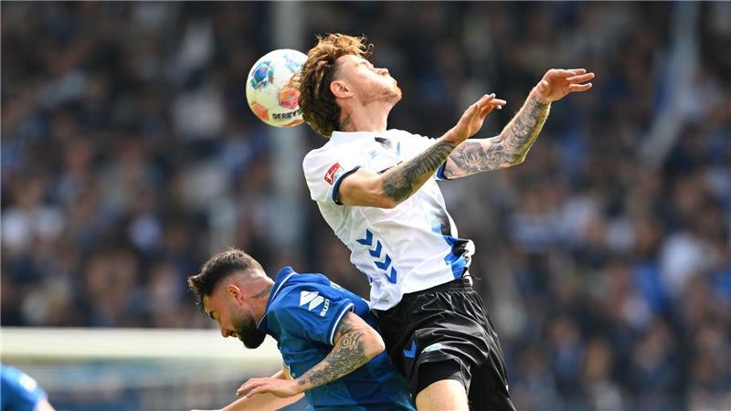 2:0 in Darmstadt: Paderborn in Relegation zur Bundesliga Der SV Darmstadt 98 um Marco Richter (l) und der SC Paderborn um Calvin Brackelmann lieferten sich ein umkämpftes Duell.