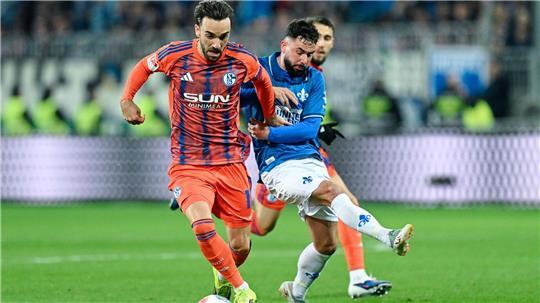 Der SV Darmstadt 98 um Marco Richter (r) und der FC Schalke 04 um Kenan Karaman schenkten sich nichts.