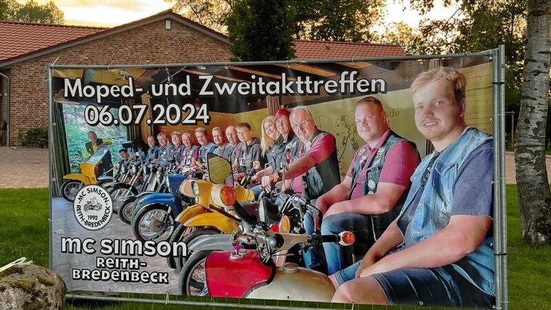 Der Saal auf dem Foto der Clubmitglieder ist Geschichte. Das neue Dörpshuus in Reith steht und ist diesmal Treffpunkt für alle Zweitakt- Fans.