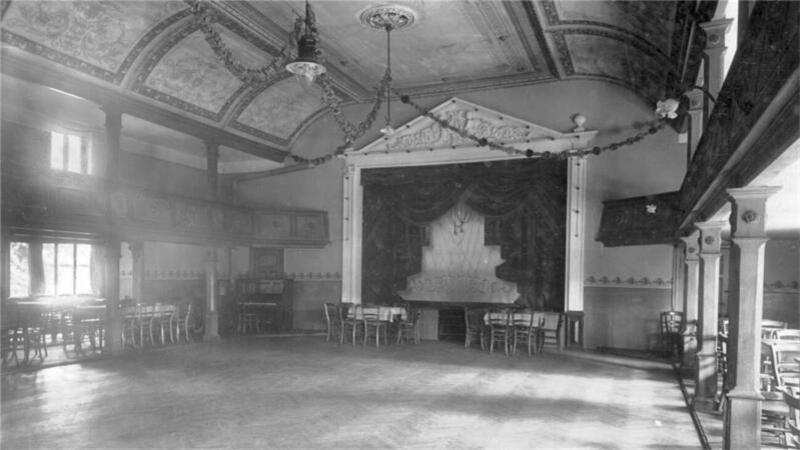 Droht einer uralten Traditionsgaststätte in Nordenham jetzt der Abriss? Der Saal des Rüstringer Hofs, hier um das Jahr 1910, ist nach einer aufwendigen Renovierung auch heute noch in einem prächtigen Zustand. Nur genutzt wird er nicht mehr.