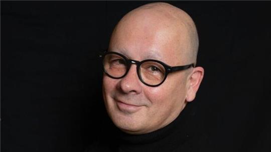 Der Sänger Andreas Schmidt tritt mit seinem Programm „Auf ein Wort mit Udo“ in der Seminarturnhalle auf.