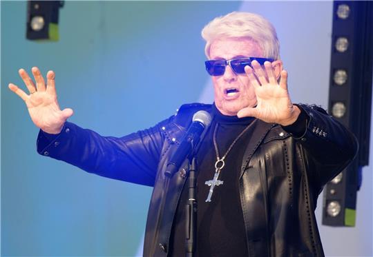 Der Sänger Heino steht bei einem Auto-Konzert auf der Bühne.