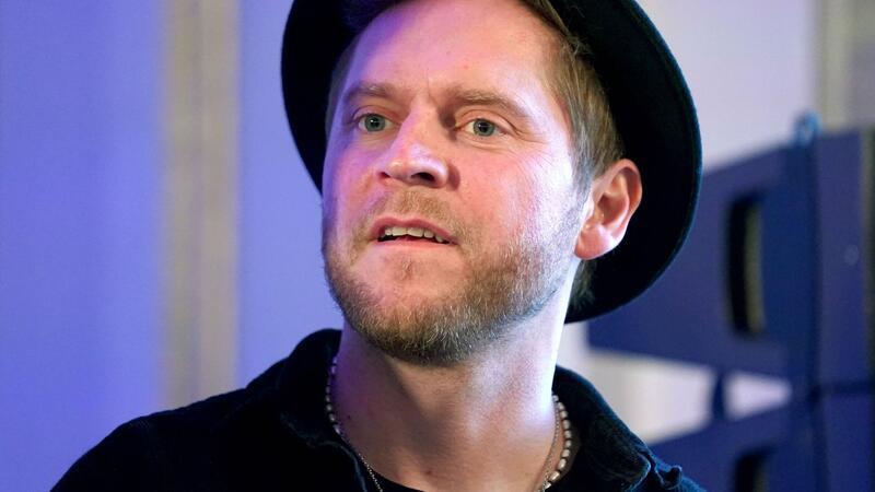 Der Sänger Johannes Oerding sitzt in der Laeiszhalle.