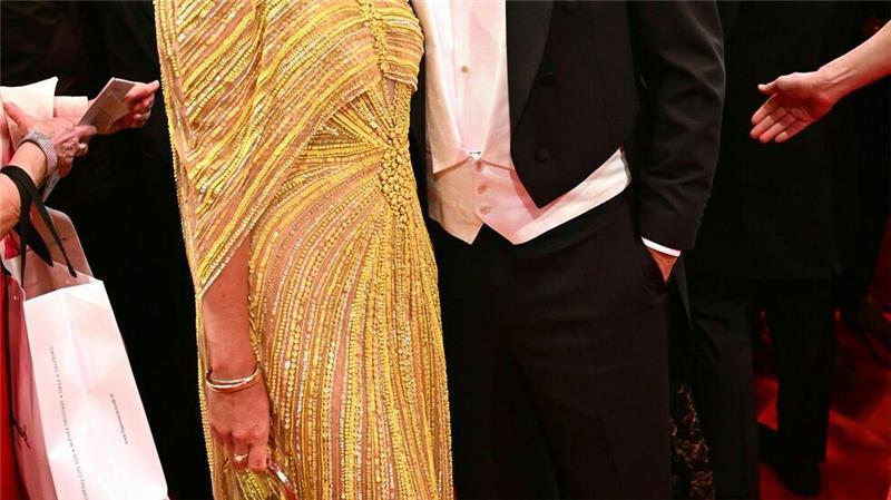 Opernball glitzert ohne Lugner mit Sternchen statt Stars Der Sänger Sasha und seine Frau Julia Röntgen besuchen den Ball.