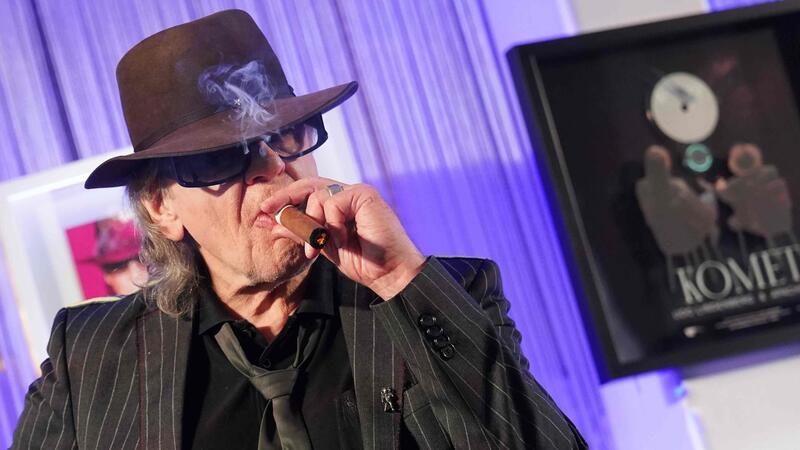 Udo Lindenberg gratuliert FC St. Pauli zum Aufstieg Der Sänger und Musiker Udo Lindenberg raucht eine Zigarre.
