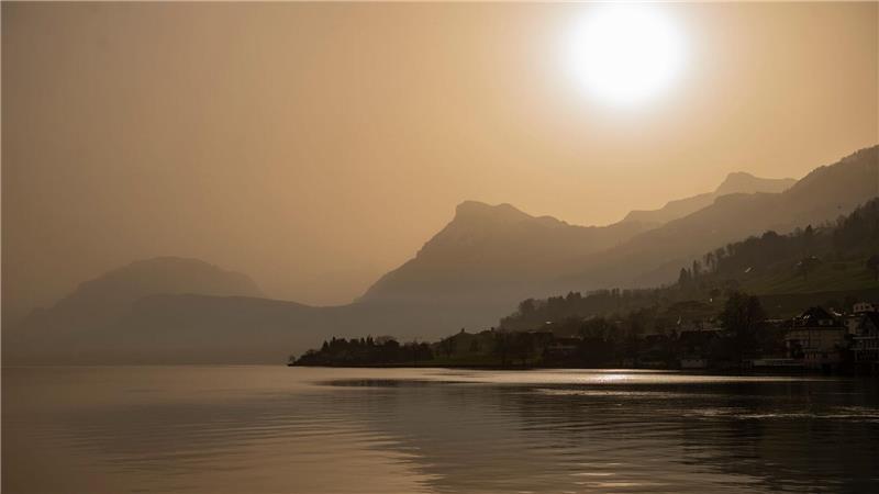 Der Saharastaub kann die Sonne milchig wirken lassen. 