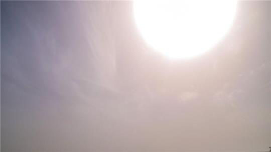 Der Saharastaub lässt die Sonne am heutigen Karsamstag wie hier in Zwönitz im Erzgebirge milchig und getrübt erscheinen.