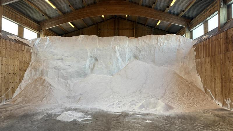 Der Salzspeicher in Drochtersen war zu Beginn der Saison mit 800 Tonnen befüllt. Ungefähr die Hälfte wurde bereits auf den Straße verteilt.