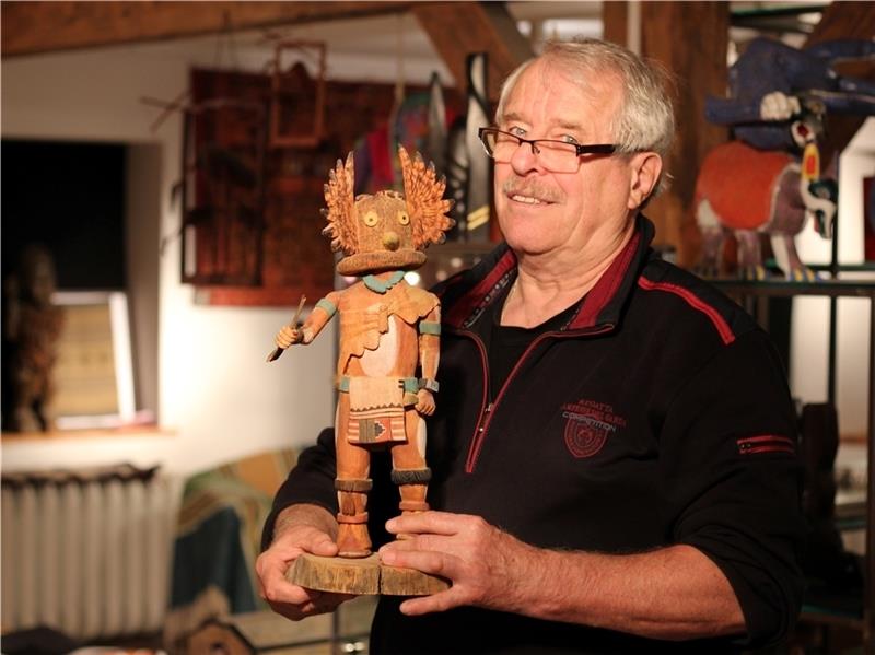 Der Sammler und ehemalige Arzt Dr. Elmar Müller mit einem seiner liebsten Stücke, einer traditionell aus einem Stück geschnitzten Kachina-Figur der Hopi aus Arizona. Foto Richter